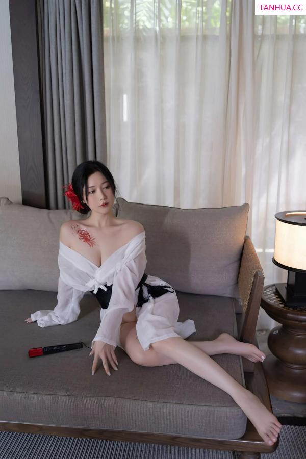 鱼子酱fish  [XiuRen]高清写真图 2025.07.04 No.10514 鱼子酱Fish 白色丝袜第28张图片